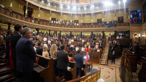 Minuto de silencio por los asesinatos machistas ocurridos el fin de semana pasado durante una sesión extraordinaria en el Congreso de los Diputados, a 17 de julio de 2024, en Madrid (España).