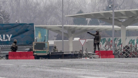 Imagen fija tomada de un video de AFPTV que muestra a militares bloqueando una calle en el centro de Almaty el 7 de enero de 2022.