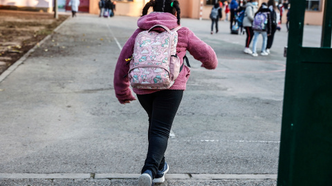 Una niña entra en el colegio público CEIP Antonio Machado, de València.