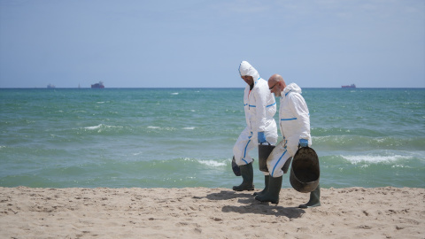 Labores de limpieza en la playa del Saler por el vertido, a 17 de julio de 2024, en València, Comunidad Valenciana (España).