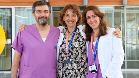 La cap de secció del Servei d’Obstetrícia i Ginecologia de l’Hospital del Mar i una de les responsables de la cirurgia de transposició uterina, la doctora Gemma Mancebo, abraça els doctors Josep Maria Solé i Ester Miralpeix, membres de l’equip