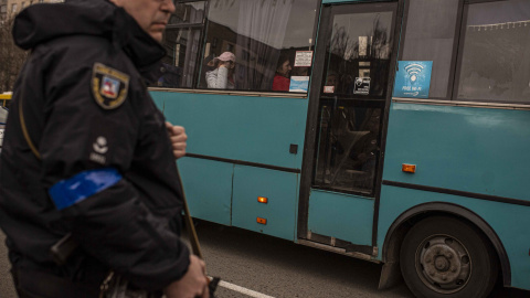 Desplazados por los efectos del conflicto llegan a Brovary, cerca de Kiev, en varios autobuses de evacuación de civiles.