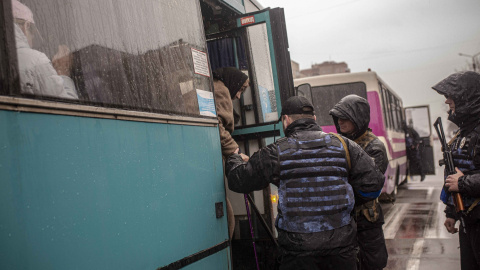 Desplazados por los efectos del conflicto llegan a Brovary, cerca de Kiev, en varios autobuses de evacuación de civiles.