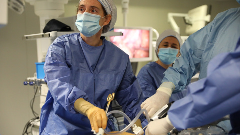 Foto de archivo de un equipo médico durante una operación, a 9 de julio de 2021, en el Hospital Universitario de Moncloa, en Madrid.