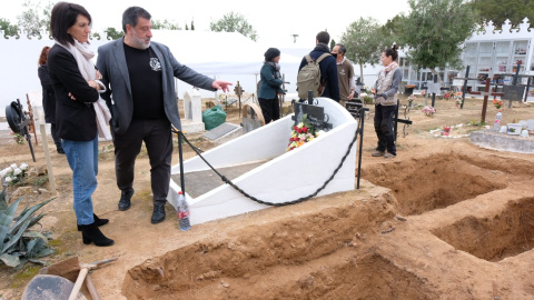 Jesús Jurado (Secretario autonómico del Memoria Democrática del Govern) y Ana Juan (presidenta del Consell de Formentera) presencian las labores de exhumación