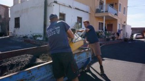 Alivio e ilusión al volver a casa en La Palma con un nuevo paisaje: el volcán