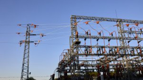 El Gobierno subirá los impuestos a las eléctricas para abaratar la factura de la luz