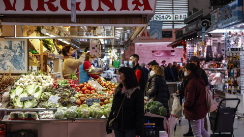 30/3/22-Varias personas compran en un puesto de fruta y verdura en el Mercado Central de València, a 24 de marzo de 2022, País Valencià.