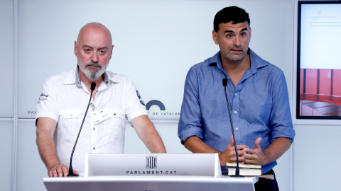 Enric Soler i Miguel Hurtado, víctimes d'abusos per part de l'Església, en roda de premsa al Parlament