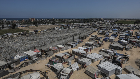 Grandes montones de basura se acumulan junto a las tiendas de los desplazados en la ciudad de Jan Yunis, en una imagen de archivo.