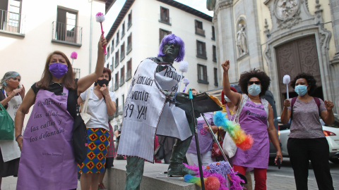 30/3/22-Un grupo de personas participa en una concentración convocada con motivo de los 10 años desde la aprobación del Convenio 189 sobre el trabajo decente para las trabajadoras y trabajadores domésticos, a 16 de junio de 2021, en Madrid, (España).