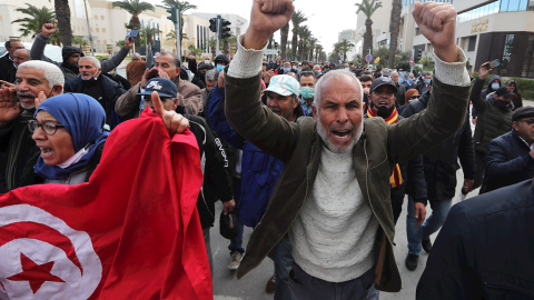 Manifestantes desafían las restricciones de la covid-19 para protestar contra la suspensión del parlamento y la toma del poder ejecutivo por parte del presidente tunecino Kais Said.