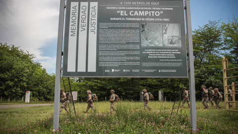 Cartel que recuerda el centro de torturas y represión de "El Campito" durante la dictadura argentina.