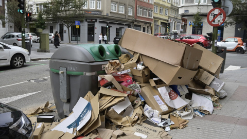 22/07/2024 Basura amontonada junto a los contenedores durante la huelga de basuras en A Coruña. Foto de archivo.