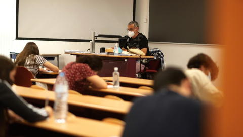 Un grupo de estudiantes durante la convocatoria extraordinaria de la Evaluación del Bachillerato para el Acceso a la Universidad (EBAU), a 6 de julio de 2021, en Madrid