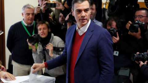 El presidente del Goibierno en funciones y candidato del PSOE a la presidencia del Gobierno, Pedro Sánchez, ejerce su derecho al voto en el colegio electoral instalado en el centro cultural Volturno. 37 millones de españoles con derecho a voto están ll