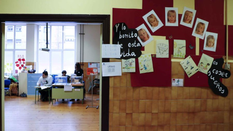 Aspecto que presenta un colegio electoral de Oviedo a primera hora de la mañana. EFE/ J.L. Cereijido