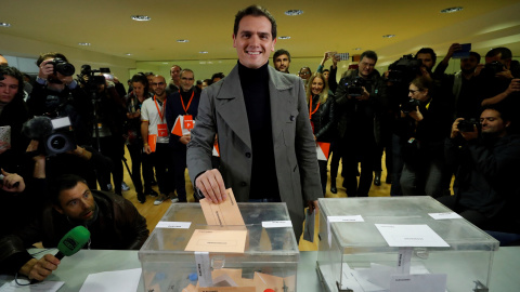 El candidato de Ciudadanos a la Presidencia del Gobierno, Albert Rivera, vota en el Colegio Volturno de Pozuelo de Alarcón (Madrid) para las elecciones generales. EFE/J.J. Guillén