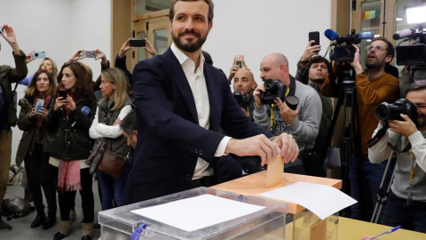 El presidente del Partido Popular Pablo Casado, deposita su voto en Madrid, hoy Domingo 10 de Noviembre. EFE/Ballesteros