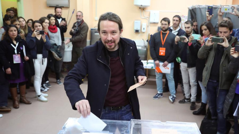 El líder de Unidas Podemos Pablo Iglesias deposita su voto en la localidad madrileña de Galapagar. EFE