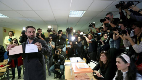 El líder de Vox, Santiago Abascal, en el colegio electoral donde votó hoy en Madrid en la jornada electoral en la que más de 37 millones de españoles están llamados a elegir este domingo un parlamento que rompa el bloqueo político del país, que enc