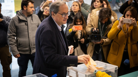 El presidente de la Generalitat, Quim Torrá, ejerce su derecho al voto duranta la jornada electoral de las elecciones generales en Barcelona. - David Zorrakino / Europa Press