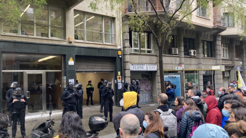 Els Mossos vigilant les portes d'accés a la seu nacional d'ERC davant els manifestants.