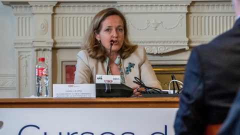 Nadia Calviño, vicepresidenta de Asuntos Económicos, atiende a los medios tras participar en el XXXVIII Seminario de APIE 'La economía de la pandemia', en Santander. EFE/Román G Aguilera