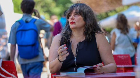 Irantzu Varela firma un ejemplar de 'Lo que quede' durante la Feria del Libro en Madrid.