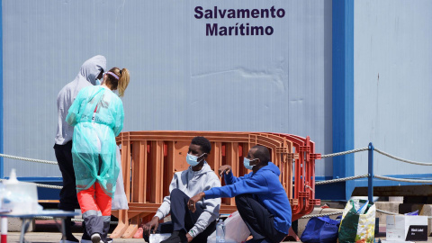 Tres migrantes son atendidos en el puerto de Los Cristianos (Adeje) tras llegar en una patera este 27 de marzo de 2022.