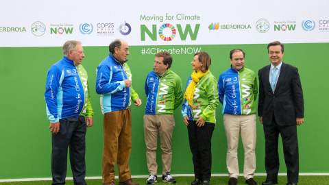 El presidente de Iberdrola, Ignacio Galán (2i), con el alcalde de Madrid, José Luis Martínez Almeida (3i), y la alta comisionada en España para la Agenda 2030, Cristina Gallach (3d), y otros asistentes en el acto de bienvenida al equipo Moving for Cli