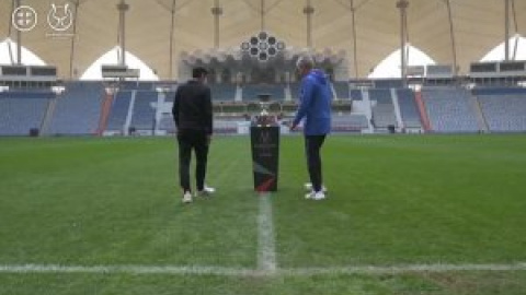 Ancelotti y Marcelino posan con la Supercopa de España en el King Fahd de Riad