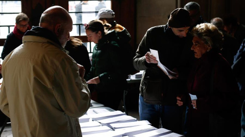 Votants en un col·legi de Barcelona. EFE / QUIQUE GARCÍA