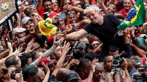 09/11/2019.- Simpatizantes del expresidente de Brasil Luiz Inácio Lula da Silva (c) lo llevan en hombros este sábado en Sao Bernardo do Campo (Brasil), su cuna política, en su primer día en libertad después de 1 año y 7 meses entre rejas. Lula afirm