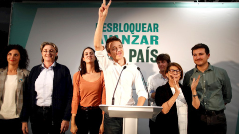 10/11/2019.- El candidato al Congreso por Más País, Íñigo Errejón (c), en su comparecencia ante los medios de comunicación para valorar los resultados en las elecciones generales celebradas hoy Domingo. EFE / Javier López Hernández.