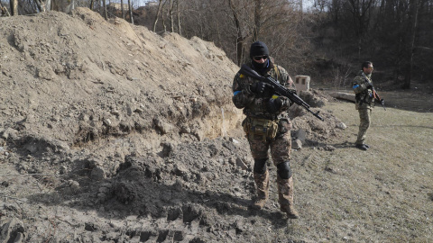 28/03/2022-Soldados de la Defensa Territorial ucraniana hacen guardia en un puesto de control de carreteras en Kiev (Ucrania), el 28 de marzo, en medio de la invasión rusa