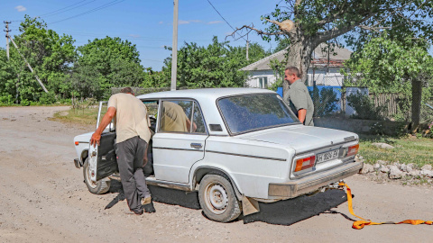 El capellán militar conduce cada día un viejo Lada para ir a abastecer de agua a los habitantes de Pavlopil