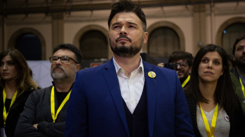 Gabriel Rufián sigue la noche electoral del 10N en el Pabellón de la Estació del Nord de Barcelona./ David Zorrakino (Europa Press)