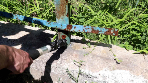 No hay una empalizada ni una verja donde no se aprecien muescas de balazos o esquirlas de metralla, arrojadas por los rebeldes contra los civiles