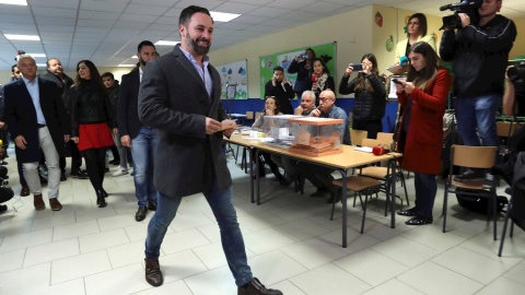 El líder de Vox, Santiago Abascal, en el colegio electoral de Madrid donde depositó su voto. EFE/Kiko Huesca