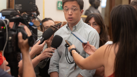 El líder de Más País, Iñigo Errejón, ofrece declaraciones a los medios durante una sesión plenaria extraordinaria, en el Congreso de los Diputados, a 23 de julio de 2024, en Madrid (España).