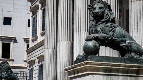 Fachada del Congreso de los Diputados de Madrid con sus emblemáticos leones.