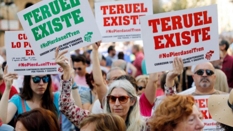 Manifestantes lucen carteles a favor del tren a Teruel en una manifestación celebrada en 2018 en Valencia. / Kai Försterling EFE