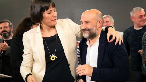 La portavoz nacional del BNG, Ana Pontón, junto al cabeza de lista al congreso por A Coruña, Nestor Rego, celebran los resultados electorales del 10N, en el que han conseguido un escaño. EFE/Óscar Corral