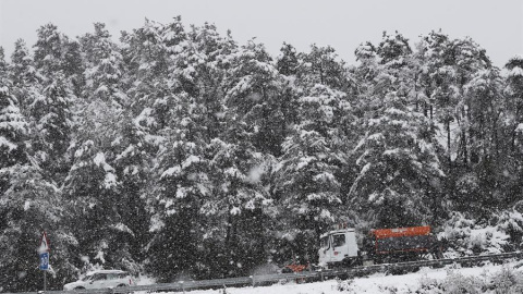 Un camión quitanieves despeja la calzada de la N-135 en el Puerto de Erro, en una jornada electoral donde la nieve ha hecho acto de presencia fundamentalmente en el norte de la Comunidad Foral. EFE/ Jesús Diges