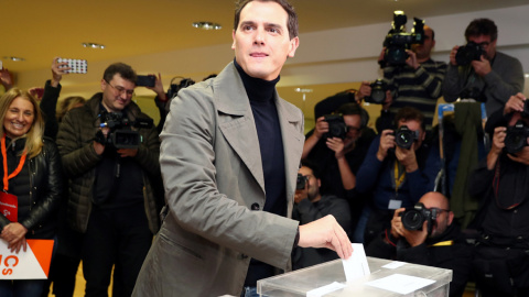 El líder de Ciudadanos, Albert Rivera, vota en su colegio electoral de Madrid en las elecciones del 10-N. REUTERS/Sergio Perez