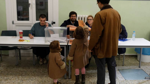 Un ciudadano vota en un colegio electoral de Madrid. (REUTERS)