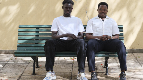 Los jóvenes migrantes Mor Mbengue (i), de Senegal, y Brehima Niakate (d), de Mali, cuentan a EFE su experiencia tras abandonar el centro de menores al cumplir los 18 años y sus expectativas en España tras llegar a Canarias en cayuco. EFE/Alberto Valdé