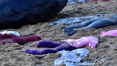 Varias prendas de ropa durante una acción de Open Arms, en la playa de la Barceloneta