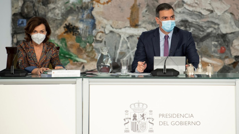 24/06/2021.- El presidente del Gobierno, Pedro Sánchez, y la vicepresidenta primera, Carmen Calvo, durante el Consejo de Ministros extraordinario del pasado jueves. EFE/Borja Puig de la Bellacasa